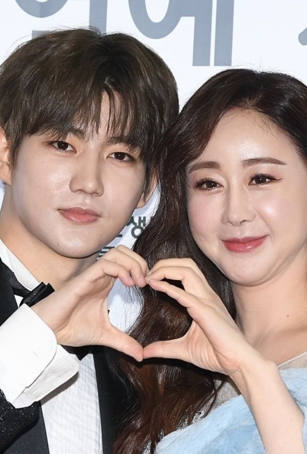 هام سو وون Ham So-won (48) وتشين هوا Chen Hua (30)