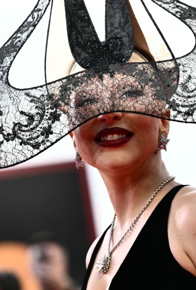 إطلالة الليدي غاغا بصيحة الماسك الشفاف