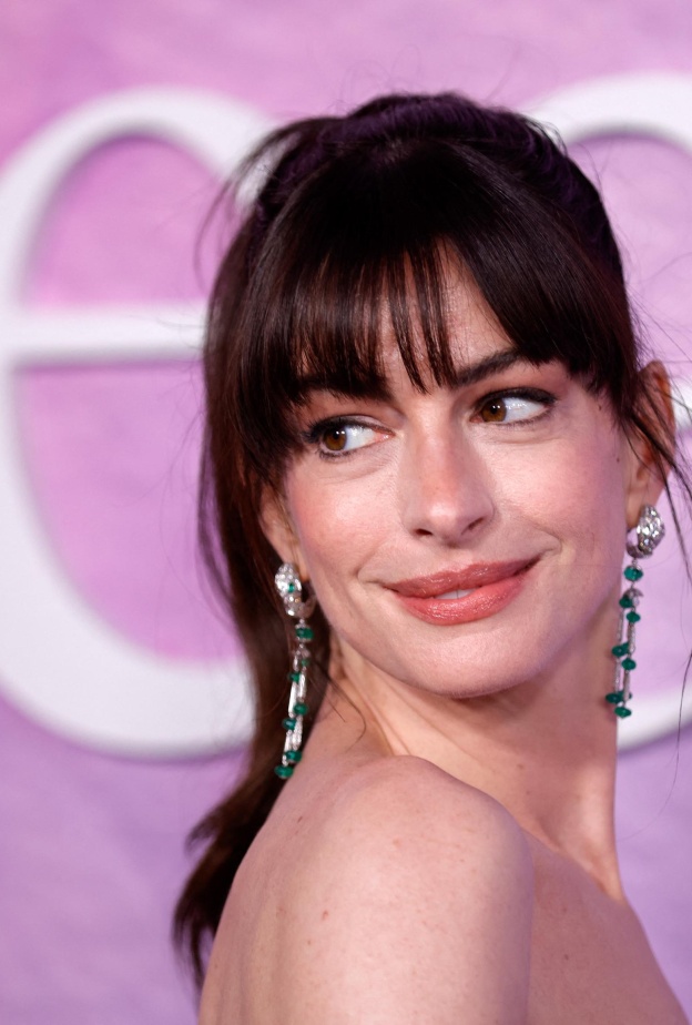 إطلالة Anne Hathaway بغرة الـFringe  الطويلة
