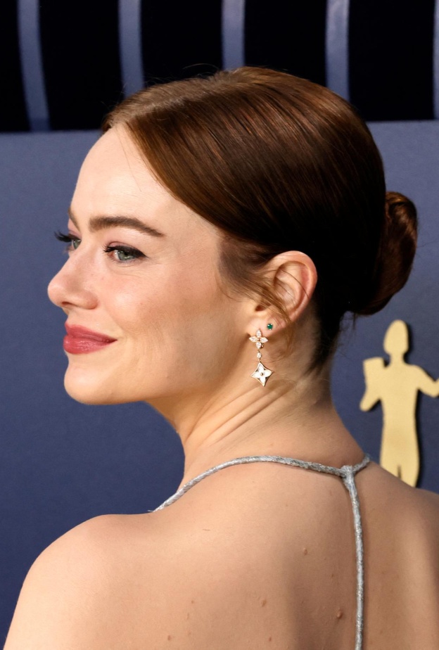 إطلالة Emma Stone بتسريحات شعر الكعكة المنخفضة