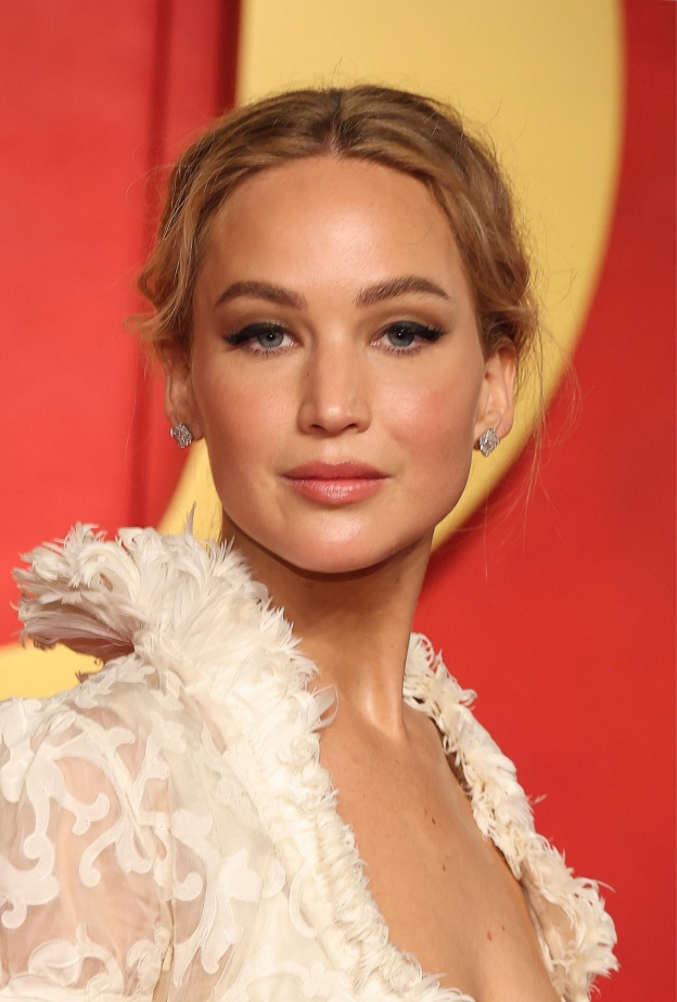 إطلالة Jennifer Lawrence برسمات الظلال السوداء