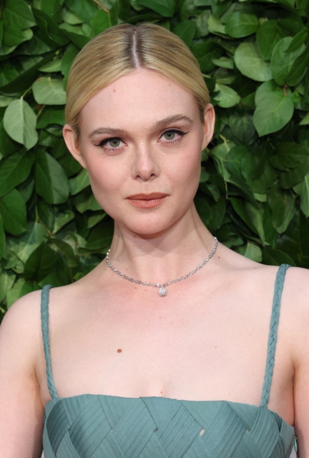 اطلالة Elle Fanning بخطوط الايلاينر السوداء.