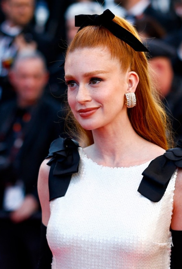 اطلالة Marina Ruy Barbosa بأكسسوارات شعر الشرائط العصرية