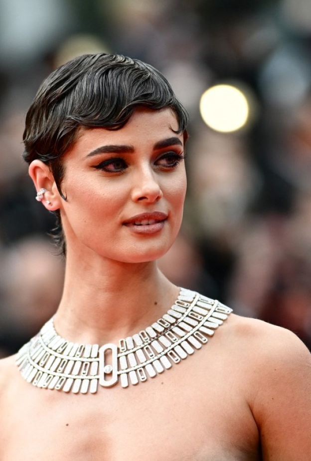 اطلالة Taylor Hill بخطوط الآيلاينر السوداء