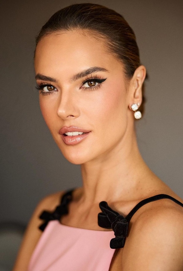رسمات الآيلاينر المات بأسلوب Alessandra Ambrosio- الصورة من حساب خبير المكياج Carolina Gonzalez