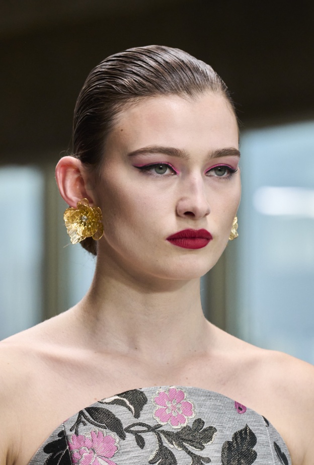 رسمات المكياج الفوشيا مع الآيلاينر من دار Carolina Herrera