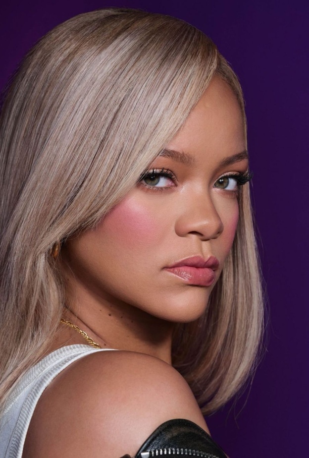 صبغات شعر مدموجة بين الذهبي والرمادي بأسلوب Rihanna