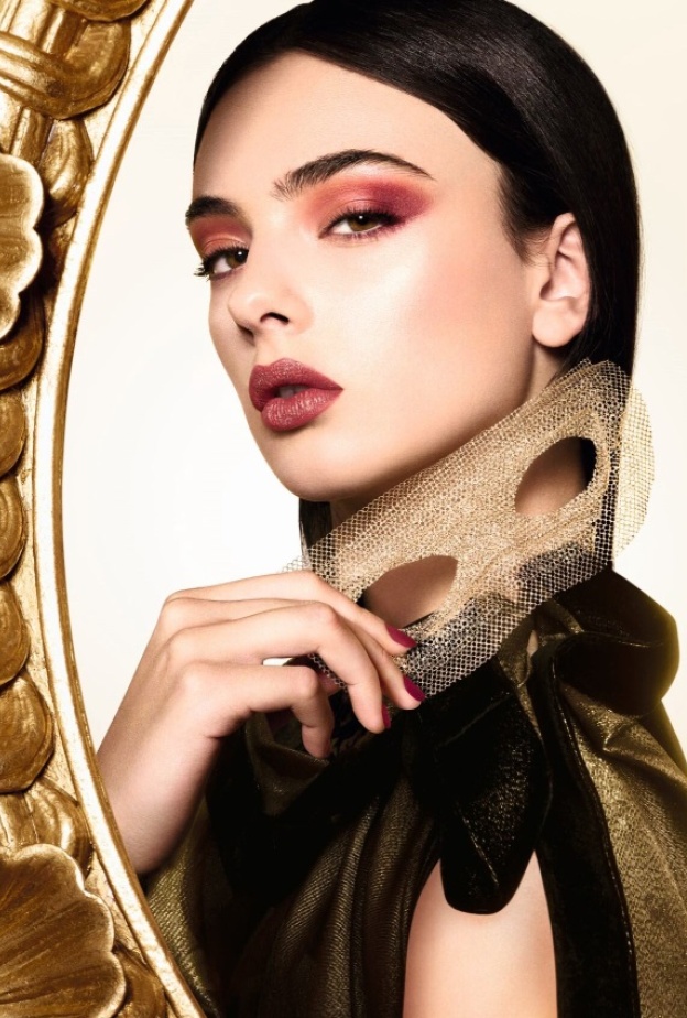 عارضة دار ديور بمكياج مشرق مناسب للاعياد