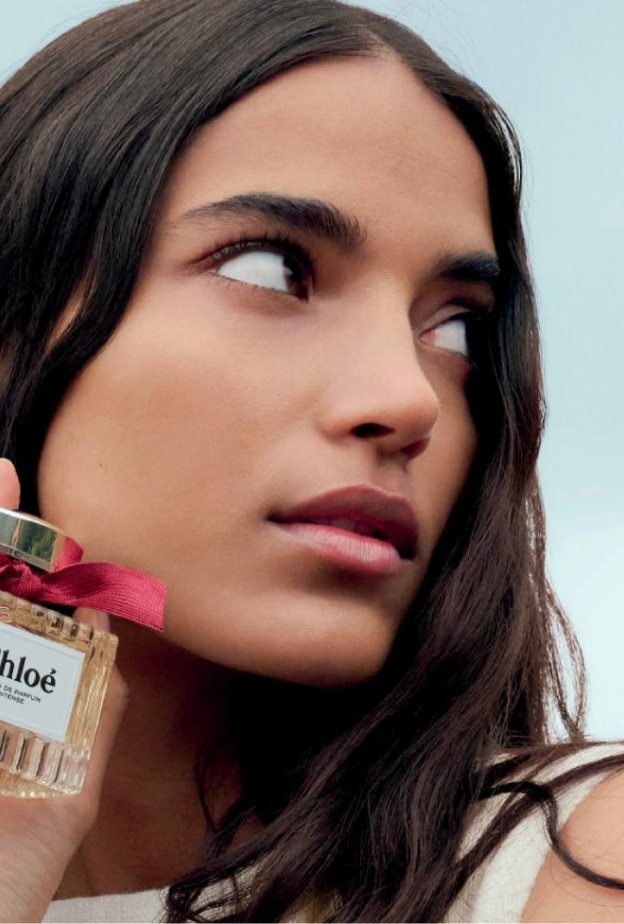 عطر L’Eau de Parfum Intense من علامة CHLOÉ يجمع بين نغمات الورود الأنيقة والخشب الصنوبري الغني