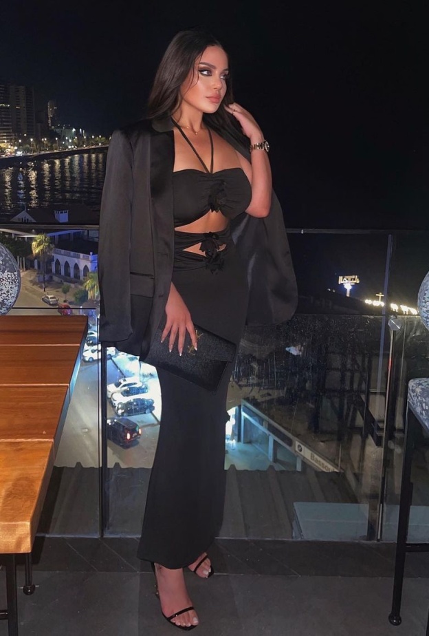 جولة على أزياء زينب فياض ابنة هيفاء وهبي بعد إعلان خطوبتها وحذف صورها