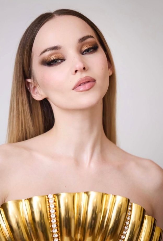 ارسمي بهجة موسم الأعياد على جفونك مع خياراتنا المجرّبة من علب ظلال عيون براقة