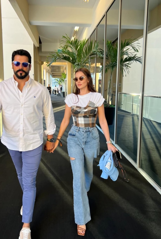 اطلالات كاجوال شبابية تألقت بها لنجمات العرب والعالميات في ختام سباق الفورمولا 1 في أبوظبي