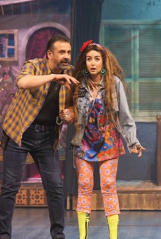 كريم عبد العزيز وهنا الزاهد في مسرحية "الباشا"