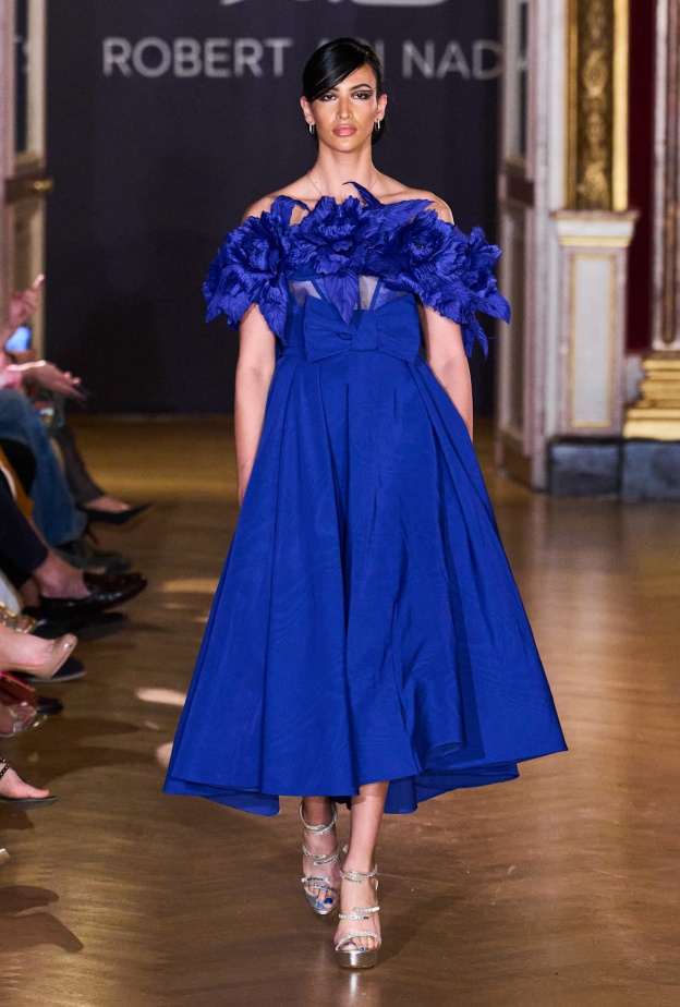 فساتين فاخرة باللون النيلي ستحدث ثورة في عالم الموضة عام 2025