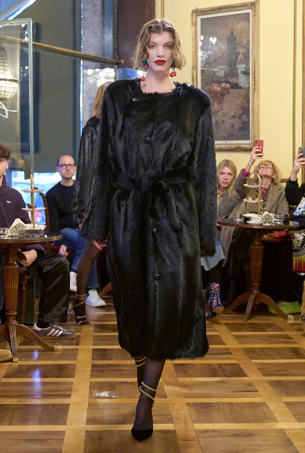 موضة الفرو تندثر على الفساتين بشكل مميّز للحصول على شياكة مطلقة