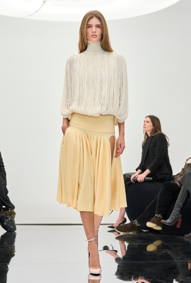 التنانير المزينة بالكسرات صيحة أساسية في شتاء 2025