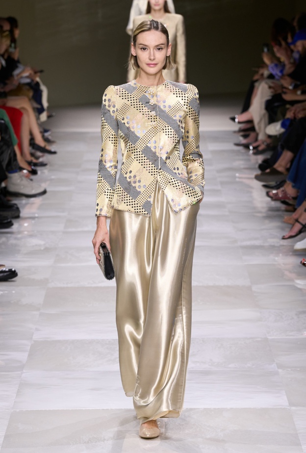  موضة البناطيل اللامعة أولوية في خزانتك في شتاء 2025