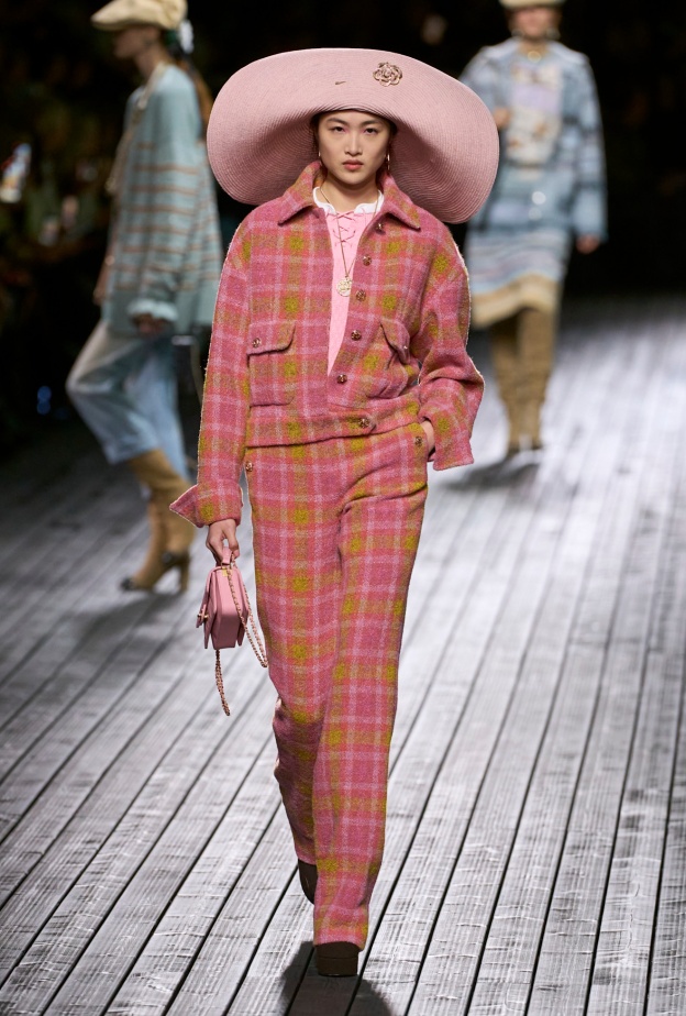 إطلالة من CHANEL