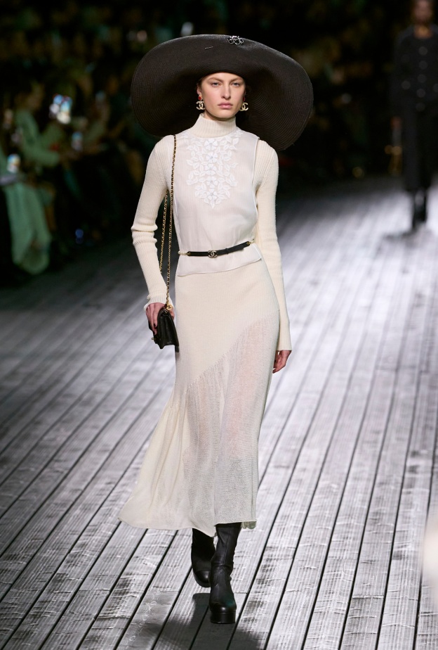 إطلالة من CHANEL