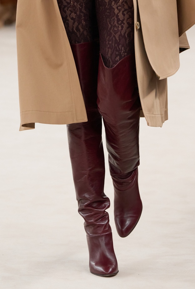 تنسيق أحذية الكعب العالي باللون العنابي وأسرار الأناقة بلمسة جريئة