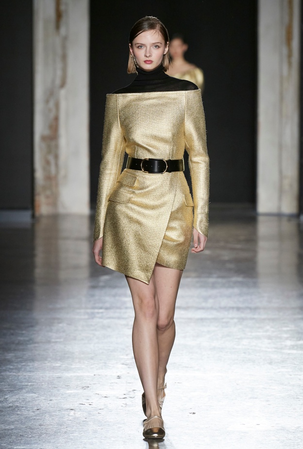 أجمل صيحات الفساتين الذهبية بلمسات عصرية في سهرات نهاية العام