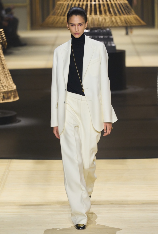 موضة البنطلون الابيض في شتاء 2024