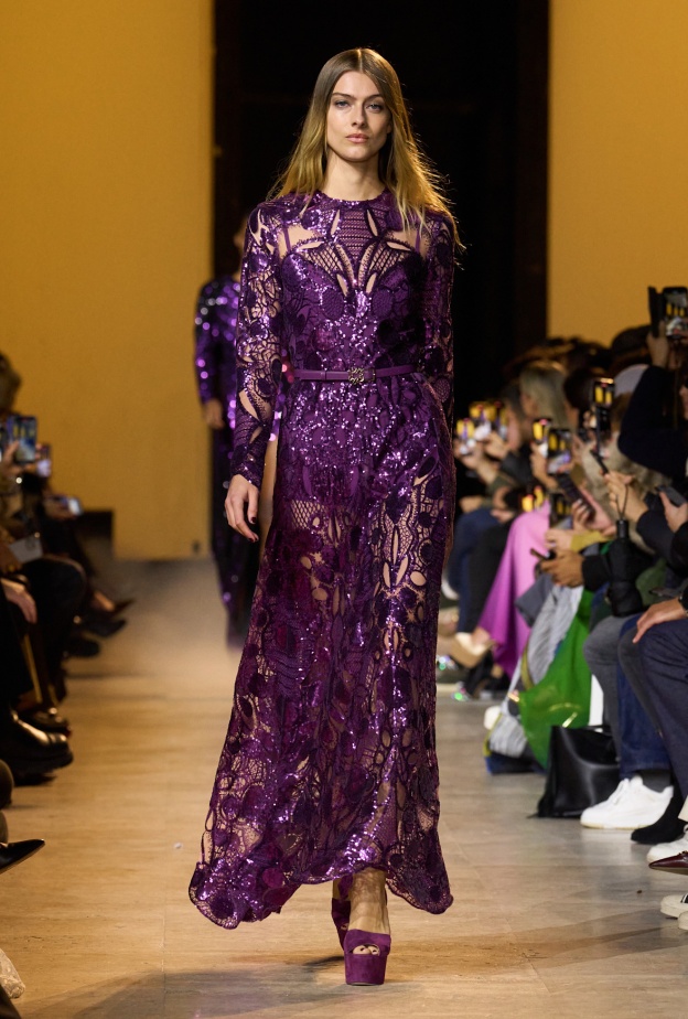 موضة الفساتين البنفسجية في مناسبات نهاية العام