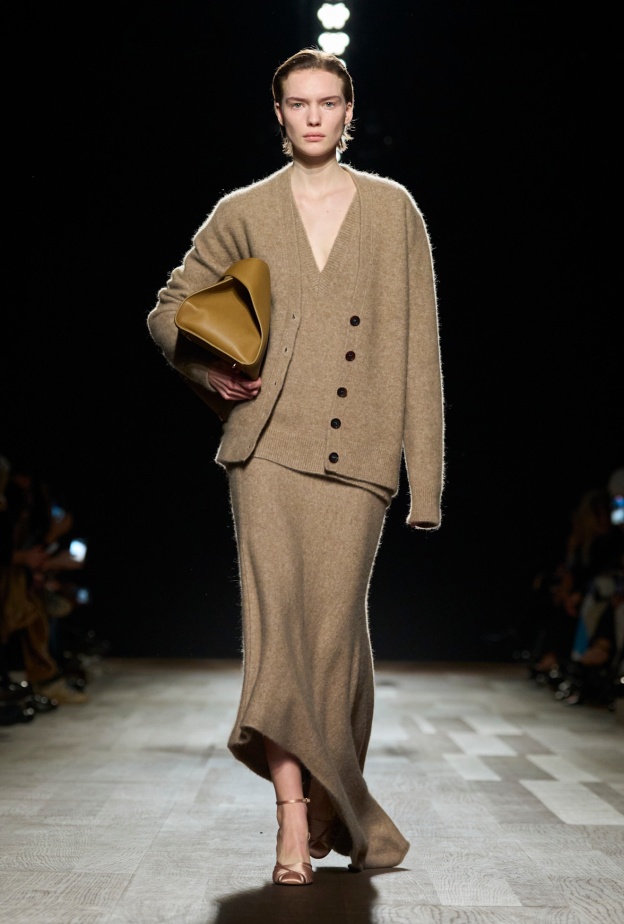 مزيج من الدفء والأناقة تقدمه الأطقم الصوف أبرز صيحات الموضة في شتاء 2025