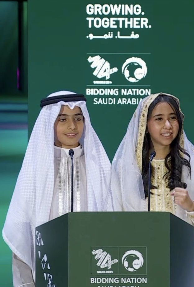 سدين اليافعي تتألق بتصميم علياء السالمي في إعلان استضافة السعودية لكأس العالم 2034