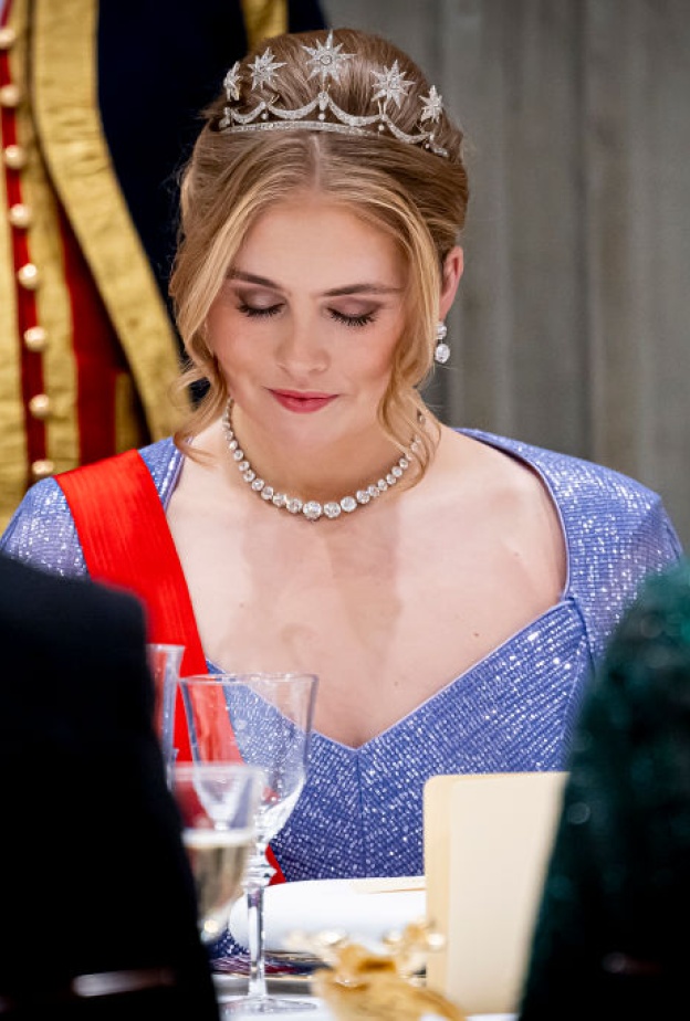 الملكة ماكسيما وابنتها تخطفان الأنظار بتيجان ملكية فاخرة