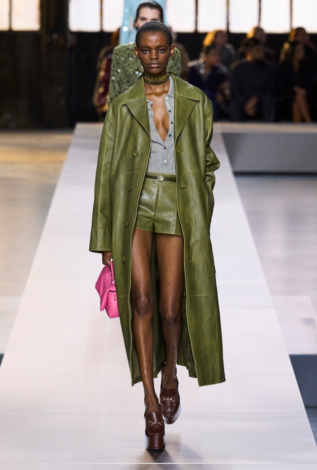 Gucci تنسيق اللون الأخضر المميز في شتاء 2025 من