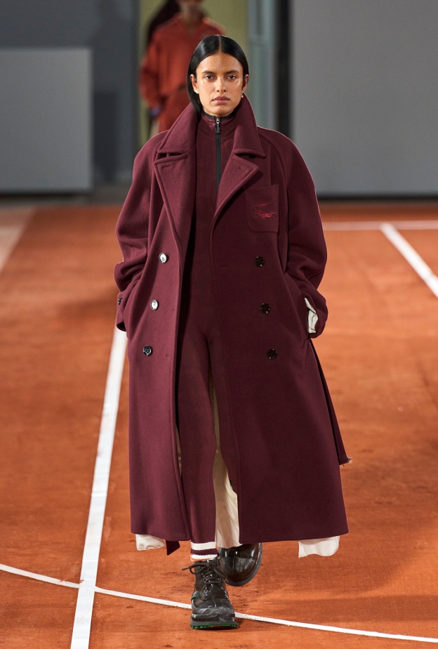 إطلالة عملية مريحة بالمعطف البرغندي من Lacoste 