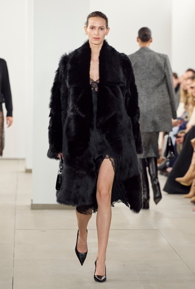 فساتين سهرة يمكن ارتداؤها مع المعطف من Micheal Kors 