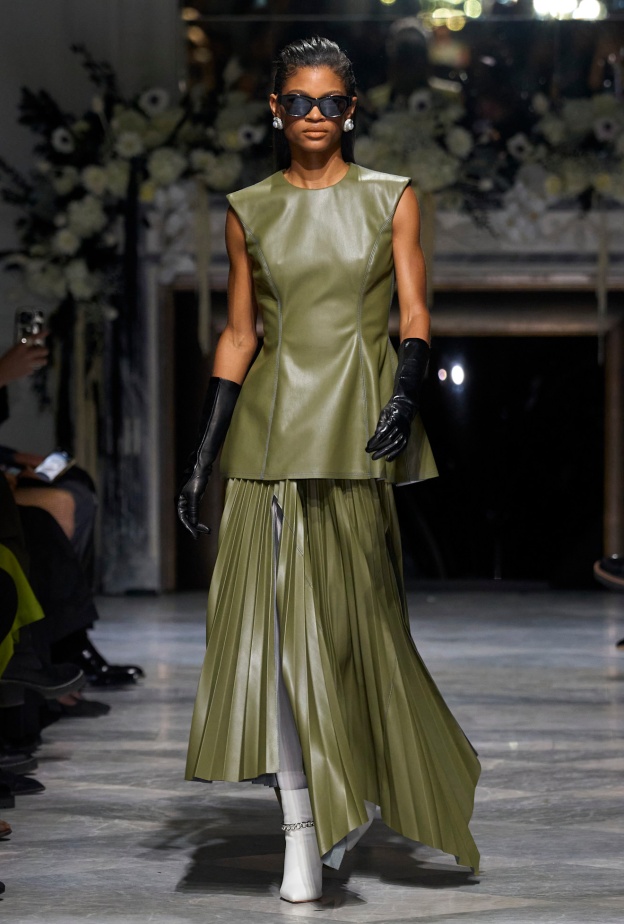 إستقبلي عام 2025 بموضة التنانير الخضراء