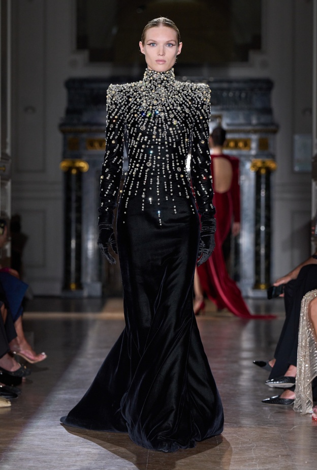 موضة الفساتين السوداء في سهرات الشتاء