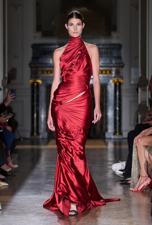 فساتين الساتان تفرض أناقتها الساحرة على إطلالات الاعياد.