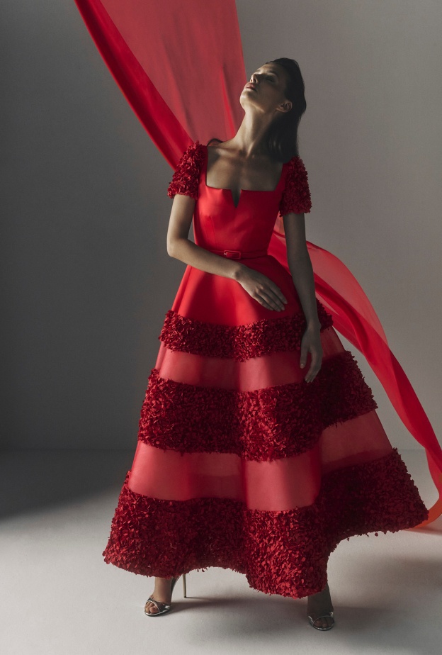  الأحمر لإطلالة ملكية في مناسبات نهاية هذا العام والفستان من Rami Al Ali