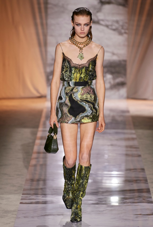  المجوهرات الضخمة وبشكل خاص العقود أبرز صيحات الموضة في شتاء 2024