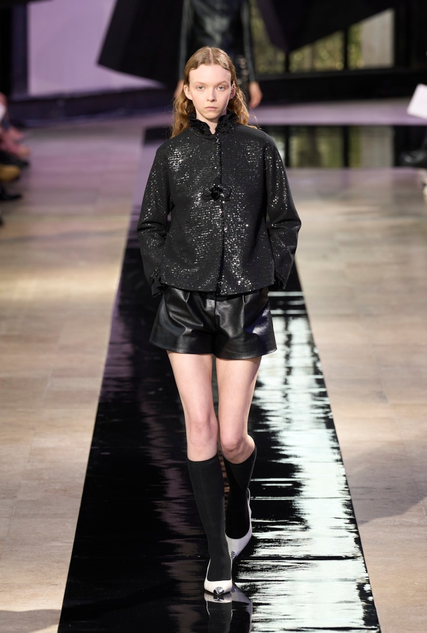 Shiatzy Chen تنسيق ناعم وبسيط للشورت في شتاء 2025