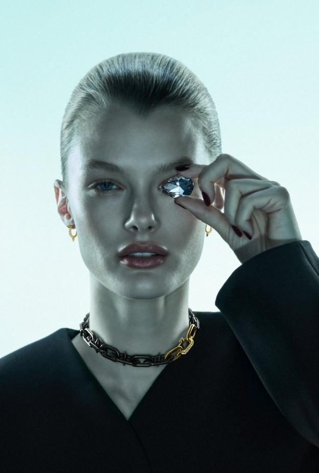 عقد Tiffany Titan بمشبك من التيتانيوم والذهب والألماس المرصوف. أقراط  من Pharrell Williams صغيرة من الذهب والألماس المرصوف.