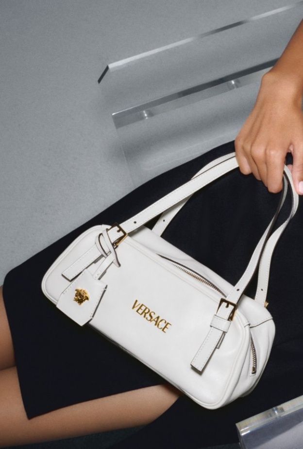 حقيبةVersace Tag  تصميمٌ عفوي مريح وسهل الاستخدام