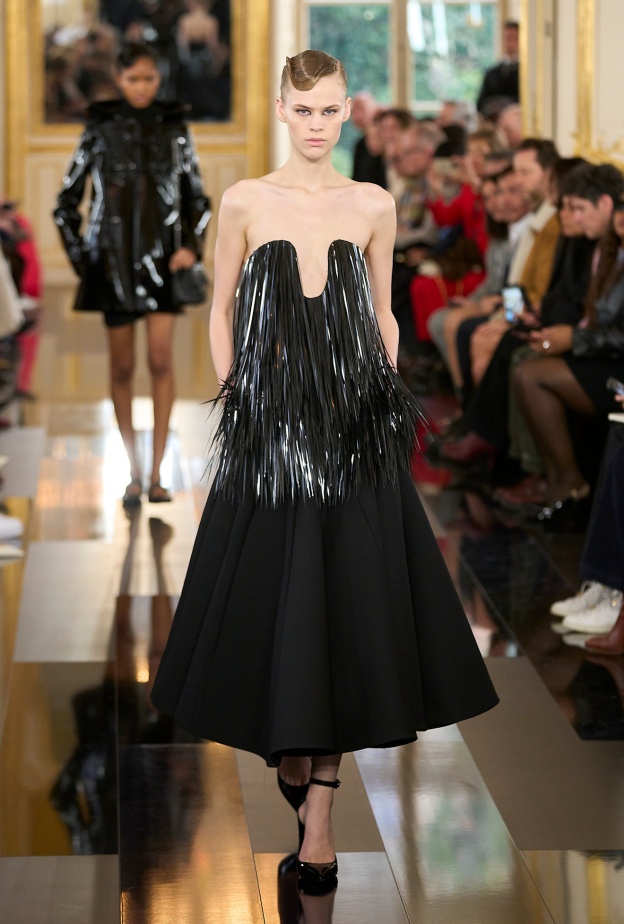 الأهداب في فساتين السهرة الميدي من Valentino 