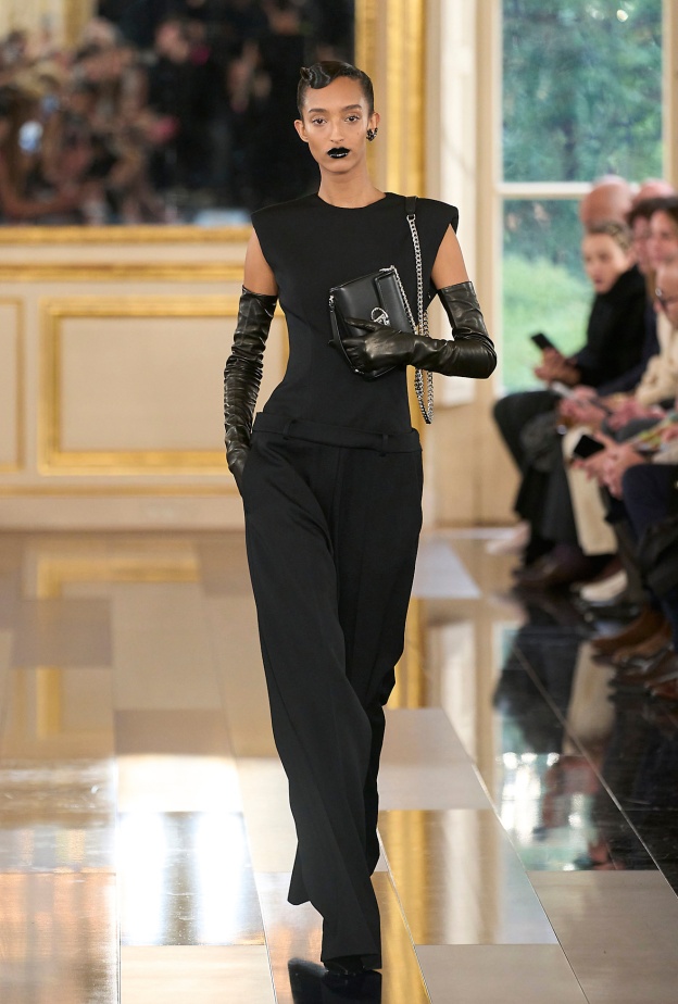 القفازات في شتاء 2025 تتحول من اكسسوار كمالي الى قطعة أساسية وضرورية