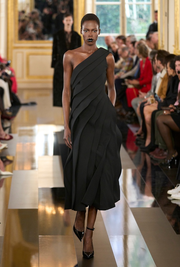 إطلالة من Valentino