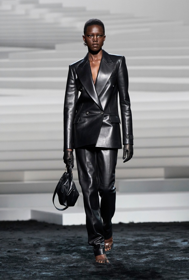 إطلالة من Versace