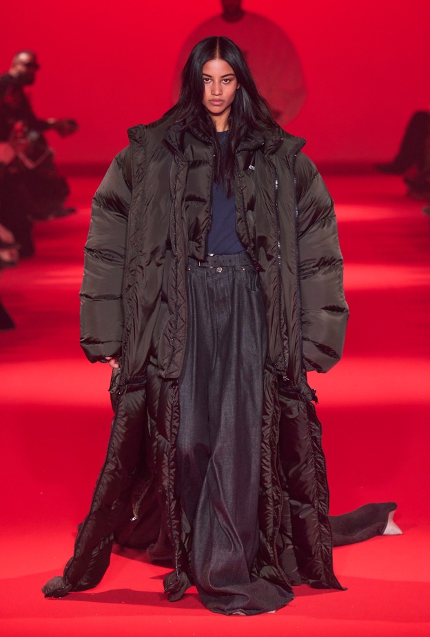 إطلالة من Vetements