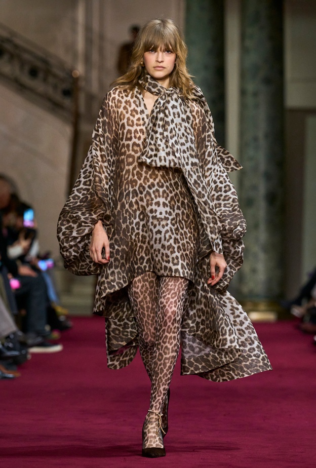 موضة الفساتين المنقوشة بطبعات جلد النمر في الشتاء