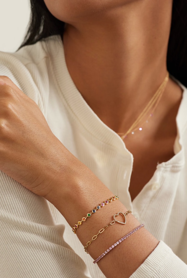 موديلات أساور ذهب ناعمة 2024 للتكديس مع فستان السهرة في نهاية العام