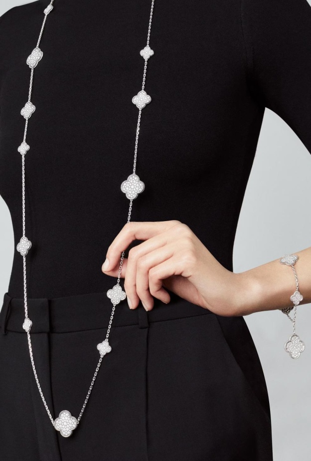 تألقي بأشكال سلاسل الماس طويلة في اطلالتك اليومية هذا الموسم