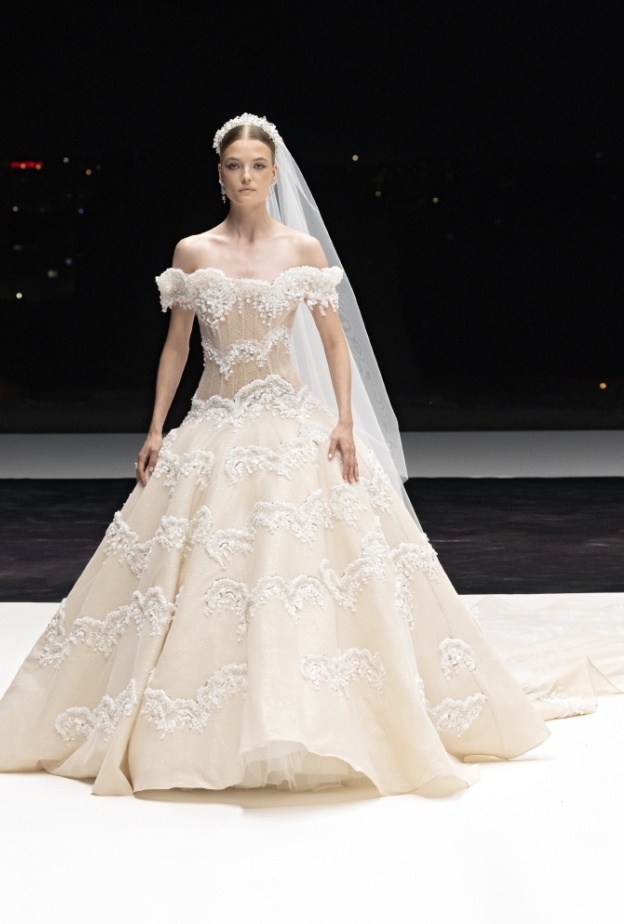 عروس عدنان أكبر بتطريزات فاخرة